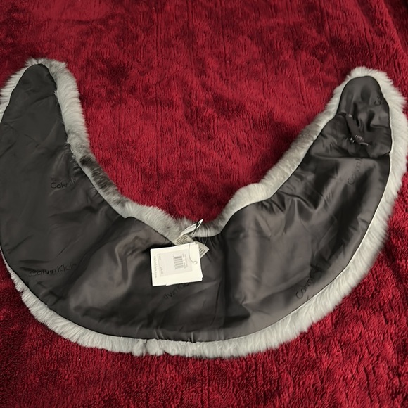 Calvin Klein Scarf Set - Picture 4 of 7